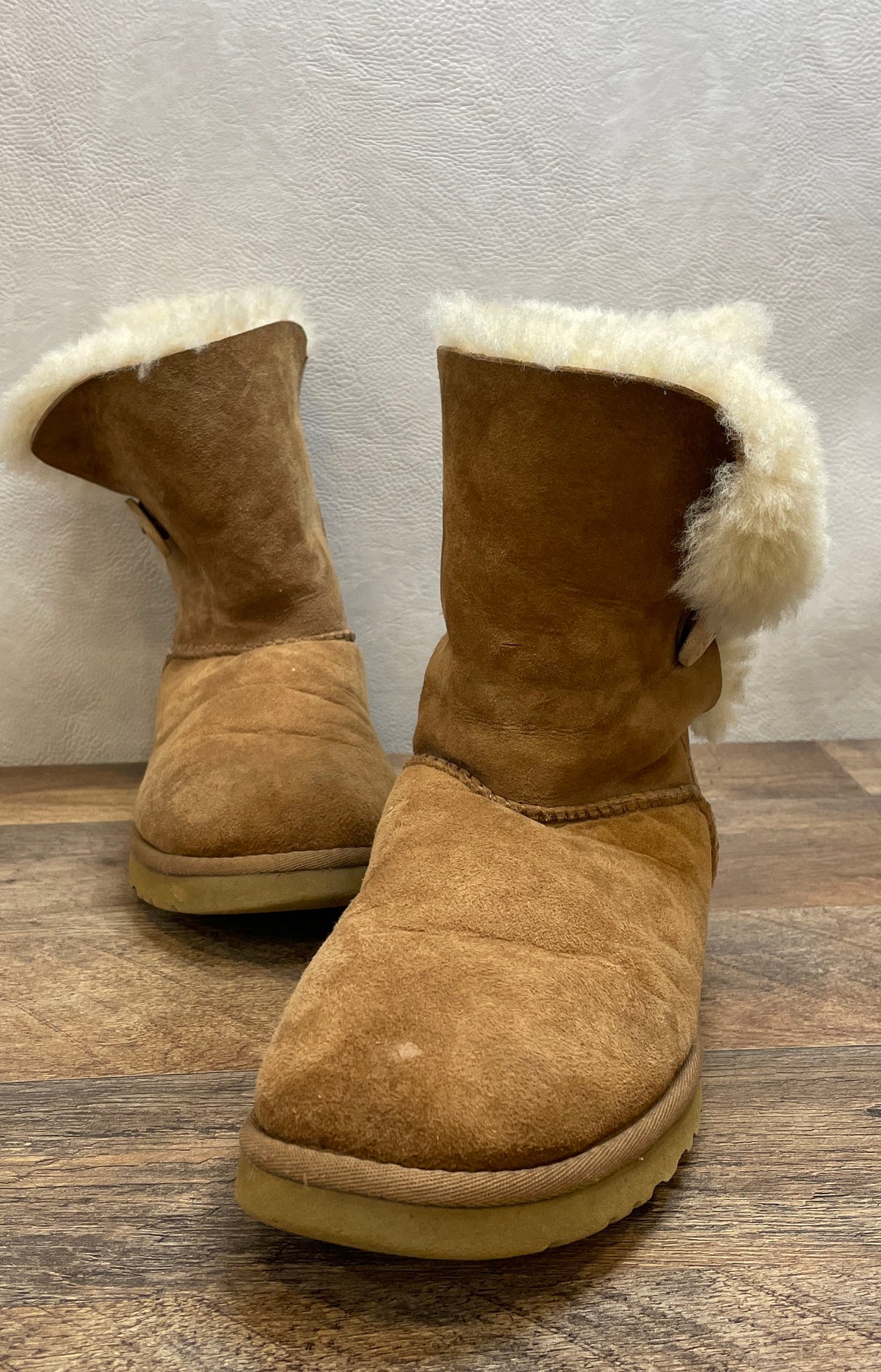 UGG Australia Bailey Button Chestnut Sheepskin Suede Boots Women's Size 7