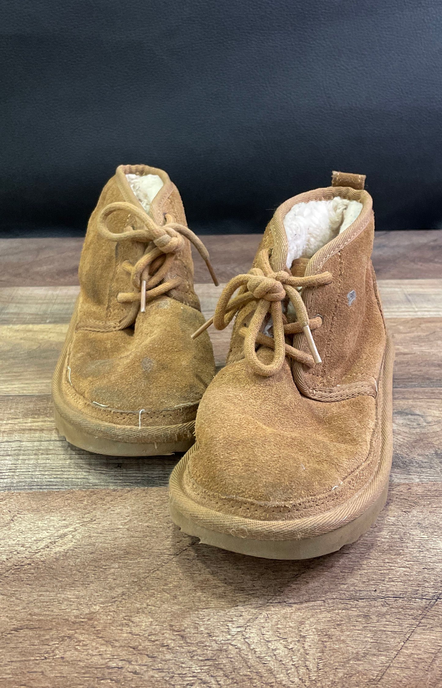 UGG Neumel II Kids Chestnut Brown Suede Sheepskin Chukka Boots Size 2