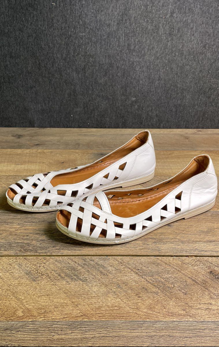 Karyoka White Real Leather Cut Out Comfort Flats Women's Size 41