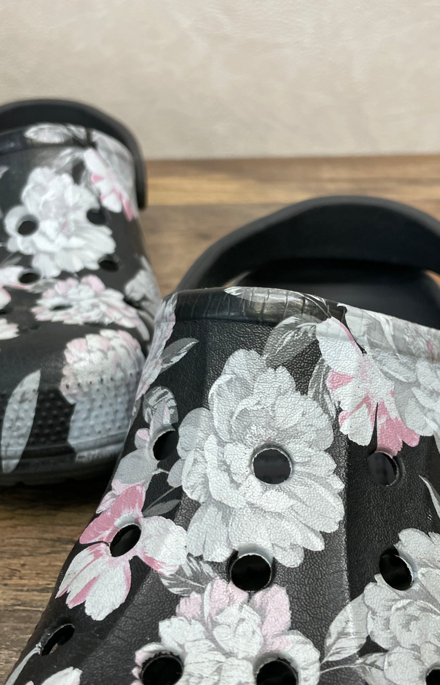 Crocs Classic Clog Black Floral Print Slip On Shoes Women's 9 Men's 8