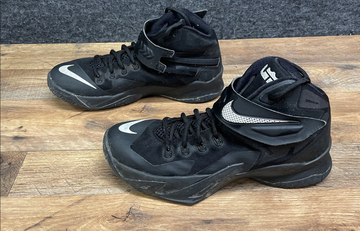 Nike LeBron Zoom Soldier VIII Black Metallic Silver Men's Size 7.5
