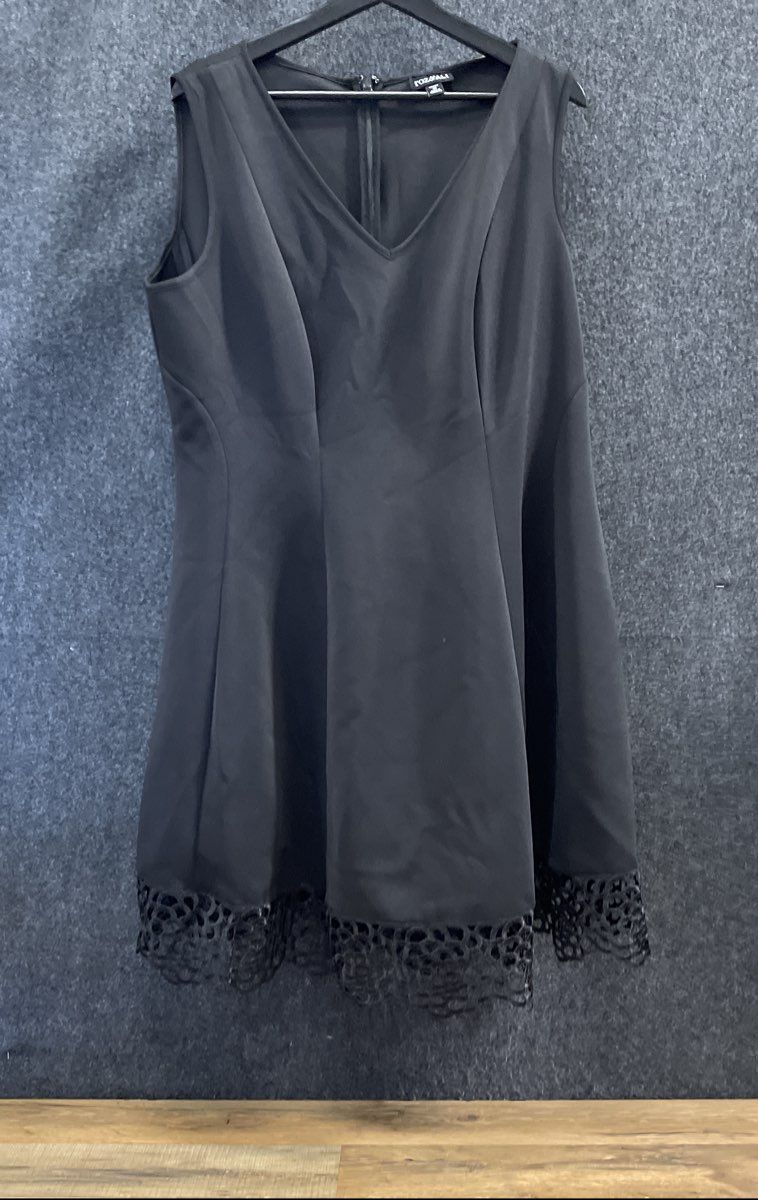 Roz & Ali Women's Black V-Neck Laser Cut Hem Fit & Flare Dress NWT Sz 18W