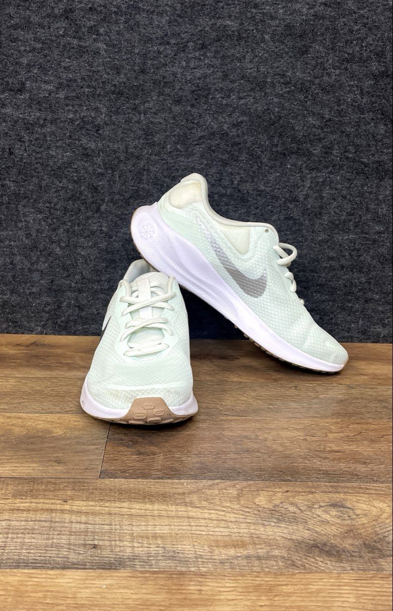 Nike Revolution 7 Barely Green Metallic Silver Women's Running Shoes Size 8