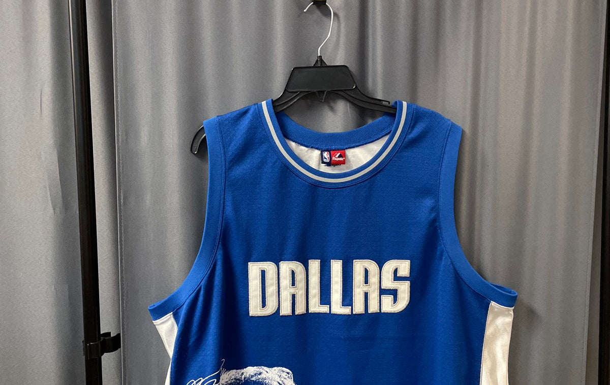Majestic Men's NBA Dallas Mavericks Dirk Nowitzki #41 Graphic Jersey Blue