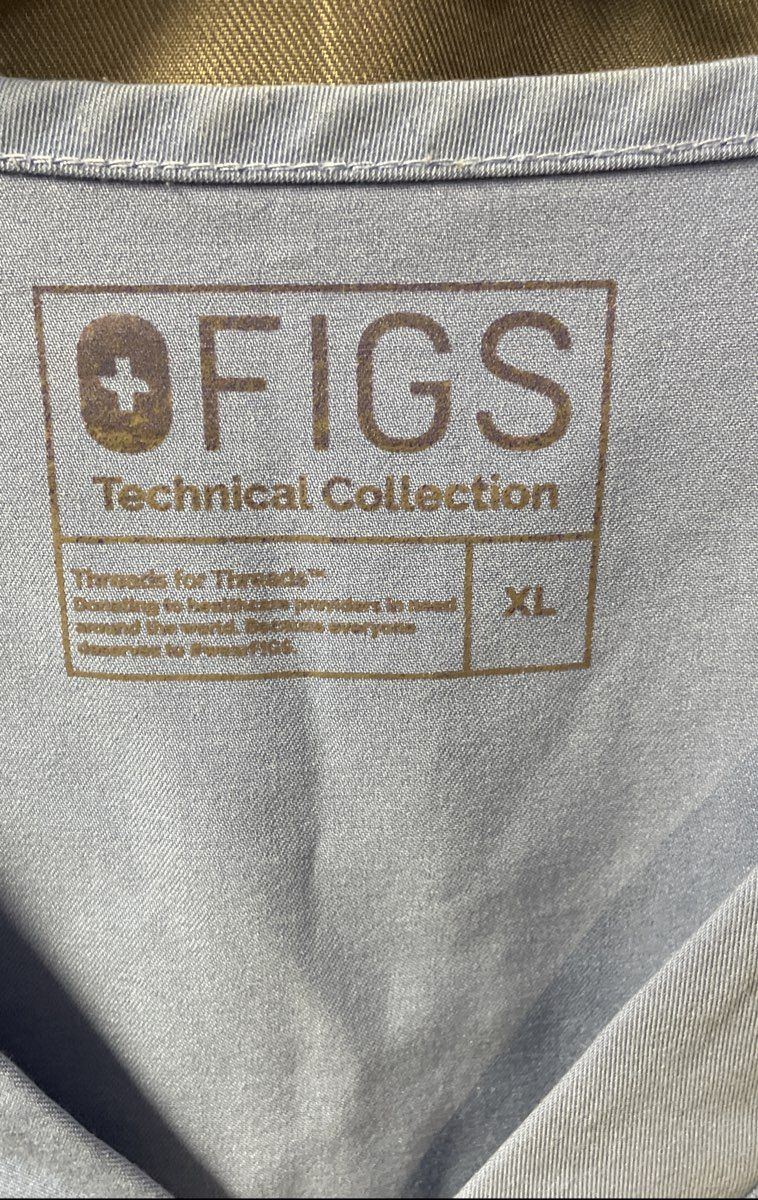 FIGS Men's Leon Three Pocket Scrub Top Light Blue V-Neck Size XL