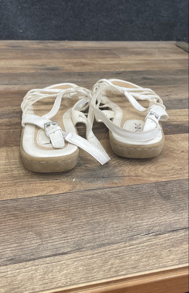 b.o.c. Tobi White Strappy Buckle Flat Sandals Women's Size 8M