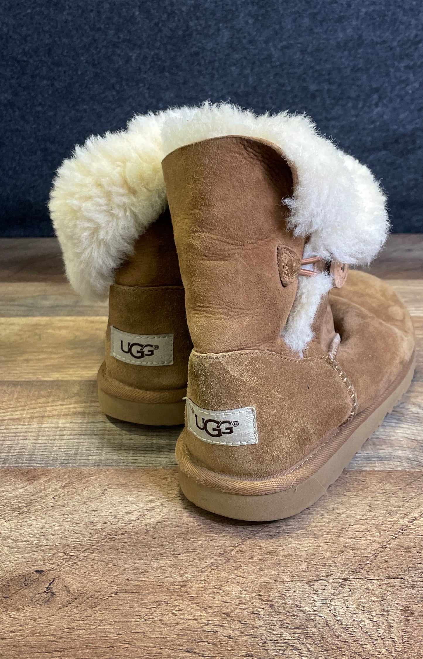 UGG Bailey Button II Chestnut Sheepskin Boots Women's Size 4
