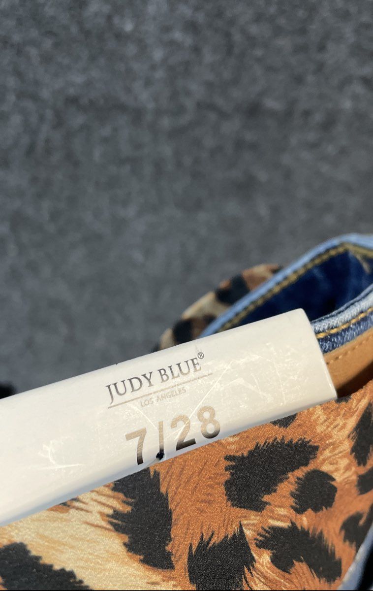 Judy Blue Women's Mid Rise Straight Leg Jeans Leopard Belt Seam Sz 7/28 NWT