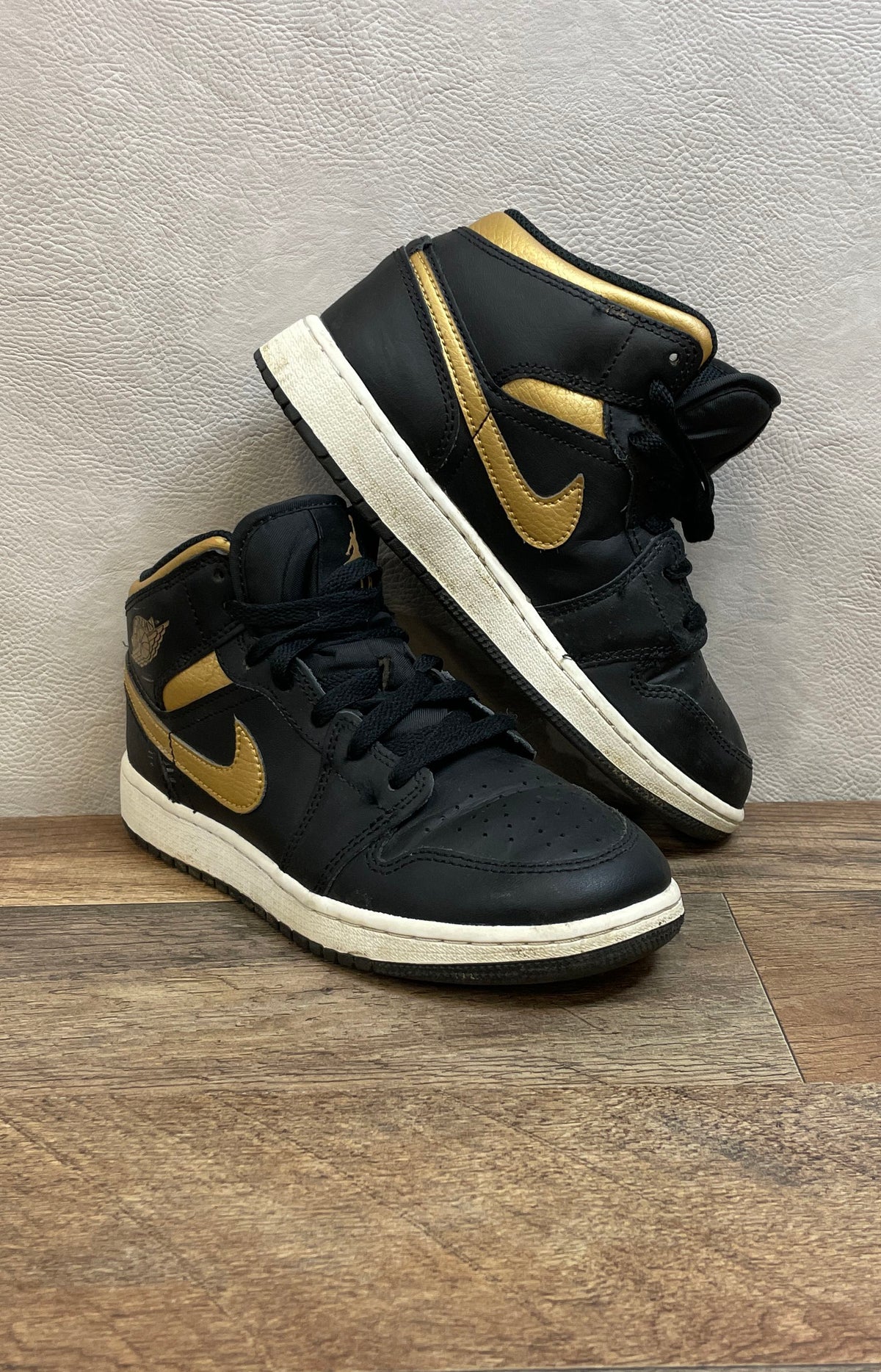 Nike Air Jordan 1 Mid Black Metallic Gold GS Sneakers DQ8423-071 Size 4Y