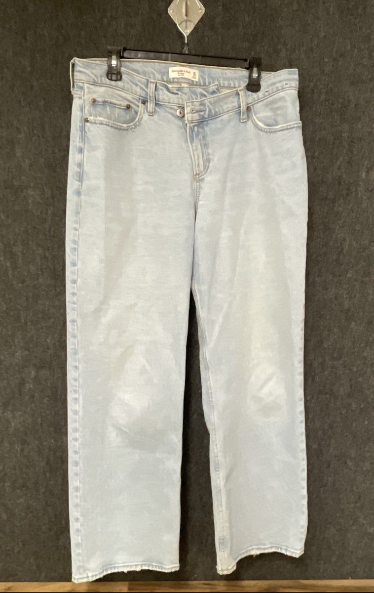 Abercrombie & Fitch Women's Light Wash Curve Love Baggy Low Rise Jeans 30/10R