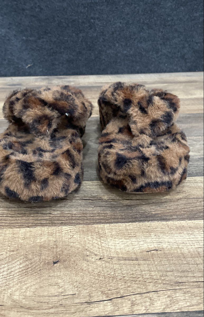 Crown & Ivy Tessa Leopard Print Fuzzy Faux Fur Platform Slides Size 7