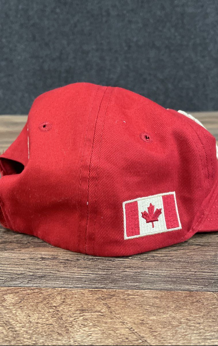 CapZ 67 Unisex Canada Baseball Cap Red Embroidered Maple Leaf Souvenir Sz OS