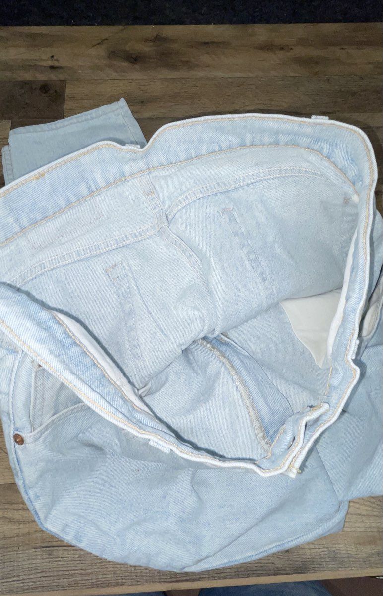 Vintage 90s Levi's Men's 560 Loose Fit Tapered Light Wash Jeans USA Made 36x34