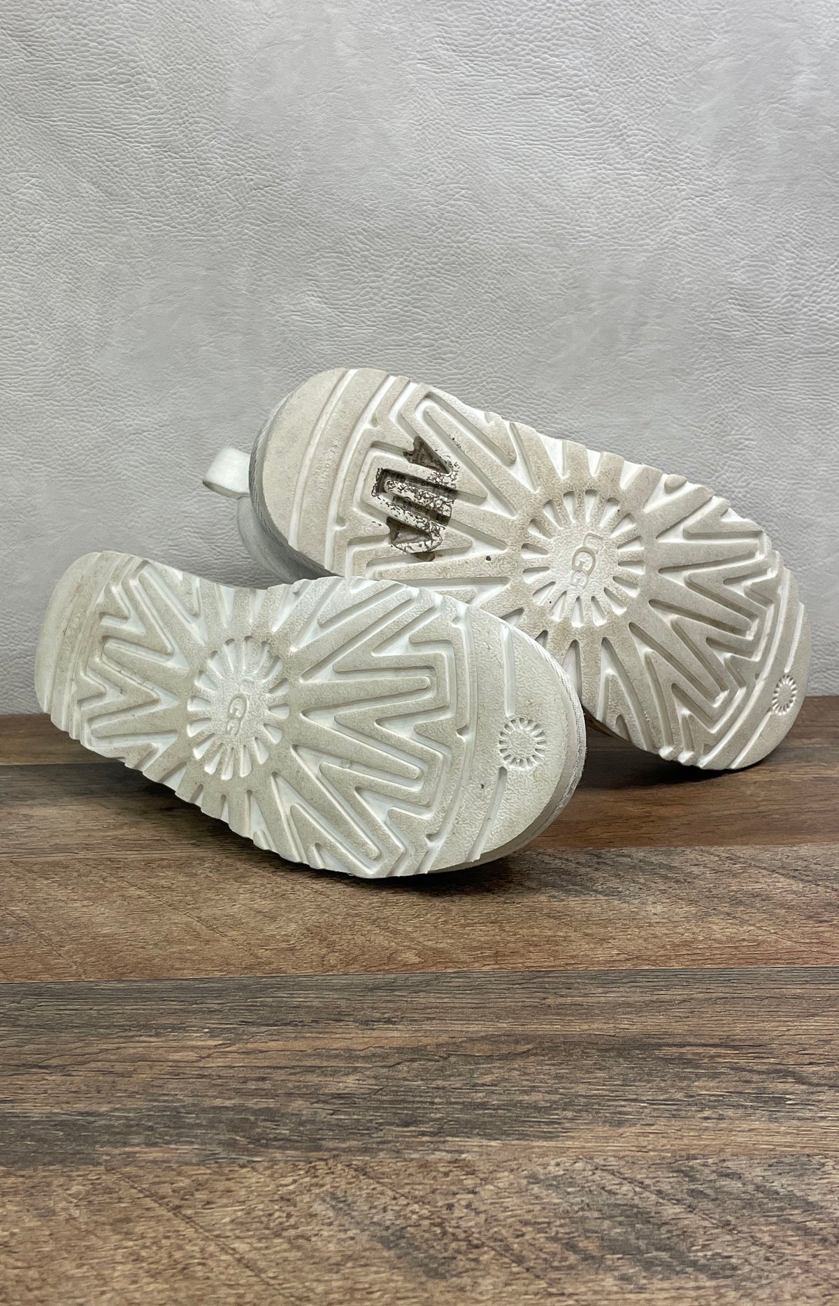 UGG Neumel II Graphic Light Grey Suede Chukka Boots Women's Size 9