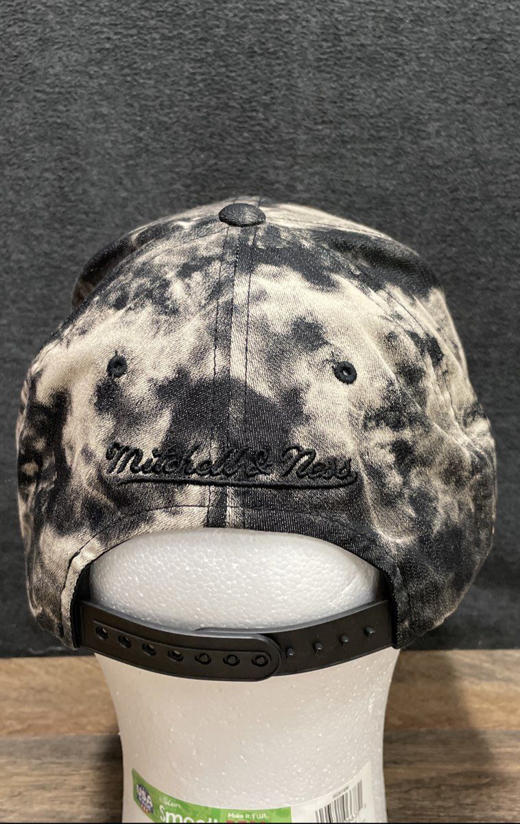 Mitchell & Ness Men's Chicago Bulls Snapback Hat Black Gray Tie-Dye Acid Wash
