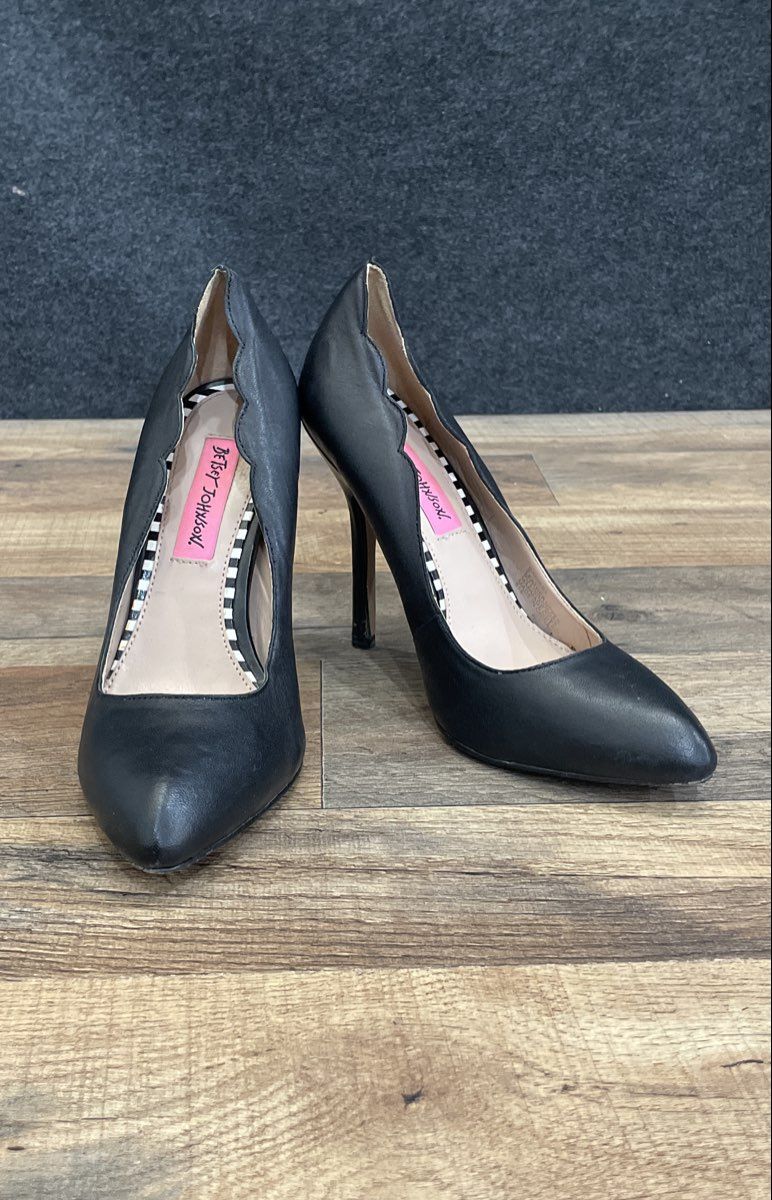 Betsey Johnson Raciee1 Black Scalloped Pointed Toe Heels Pumps Size 6