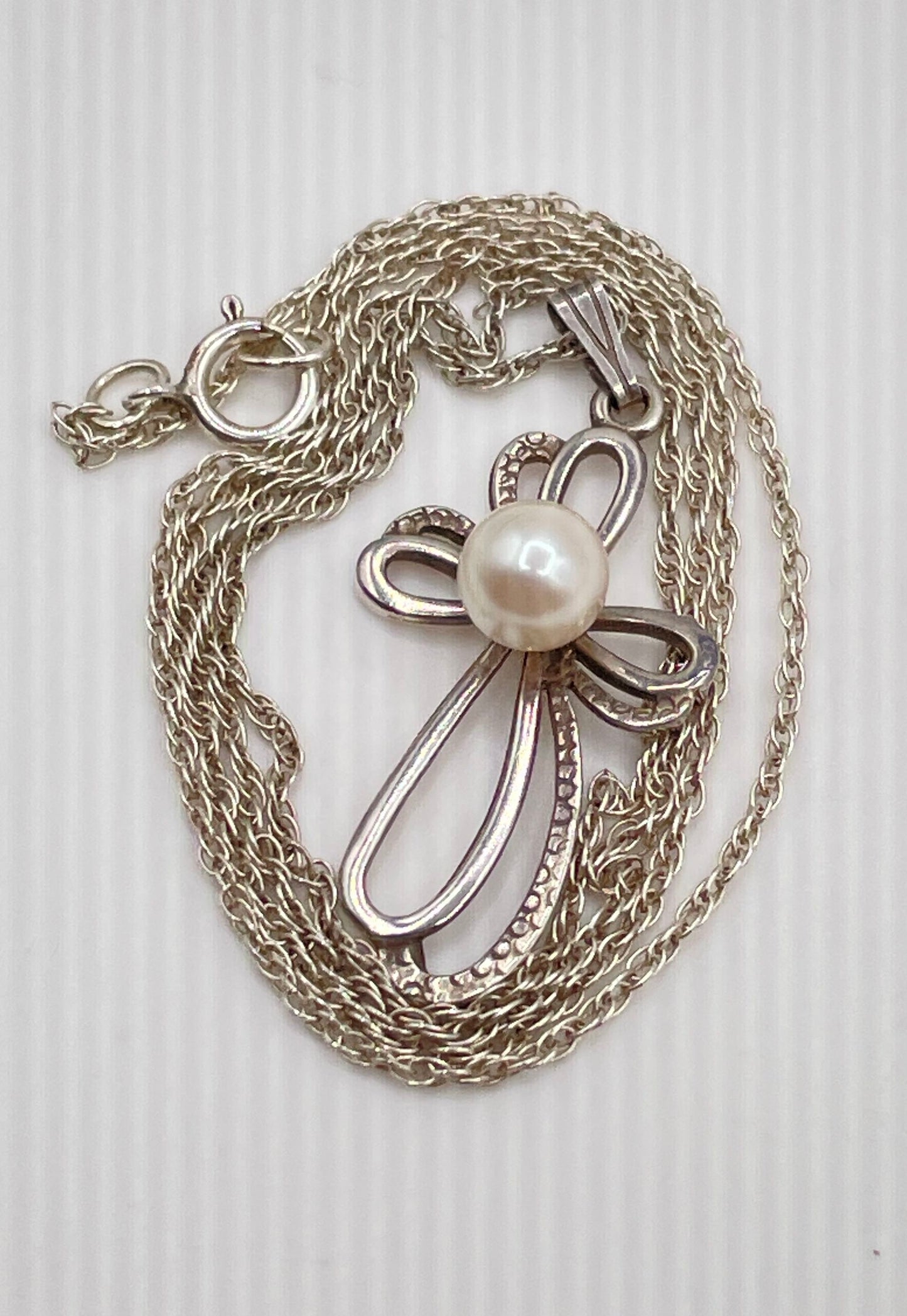 925 Sterling Silver Ribbon Loop Cross W/ Faux Pearl Pendant Necklace 2.5g