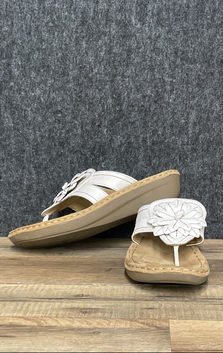 Cliffs by White Mountain Cynthia White Floral Wedge Thong Sandals Size 8 M