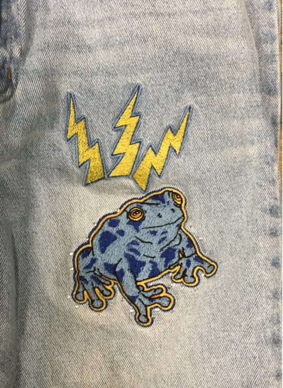 Forever 21 Women's Light Wash 90's Fit Embroidered Patch Distressed Jeans Sz 26