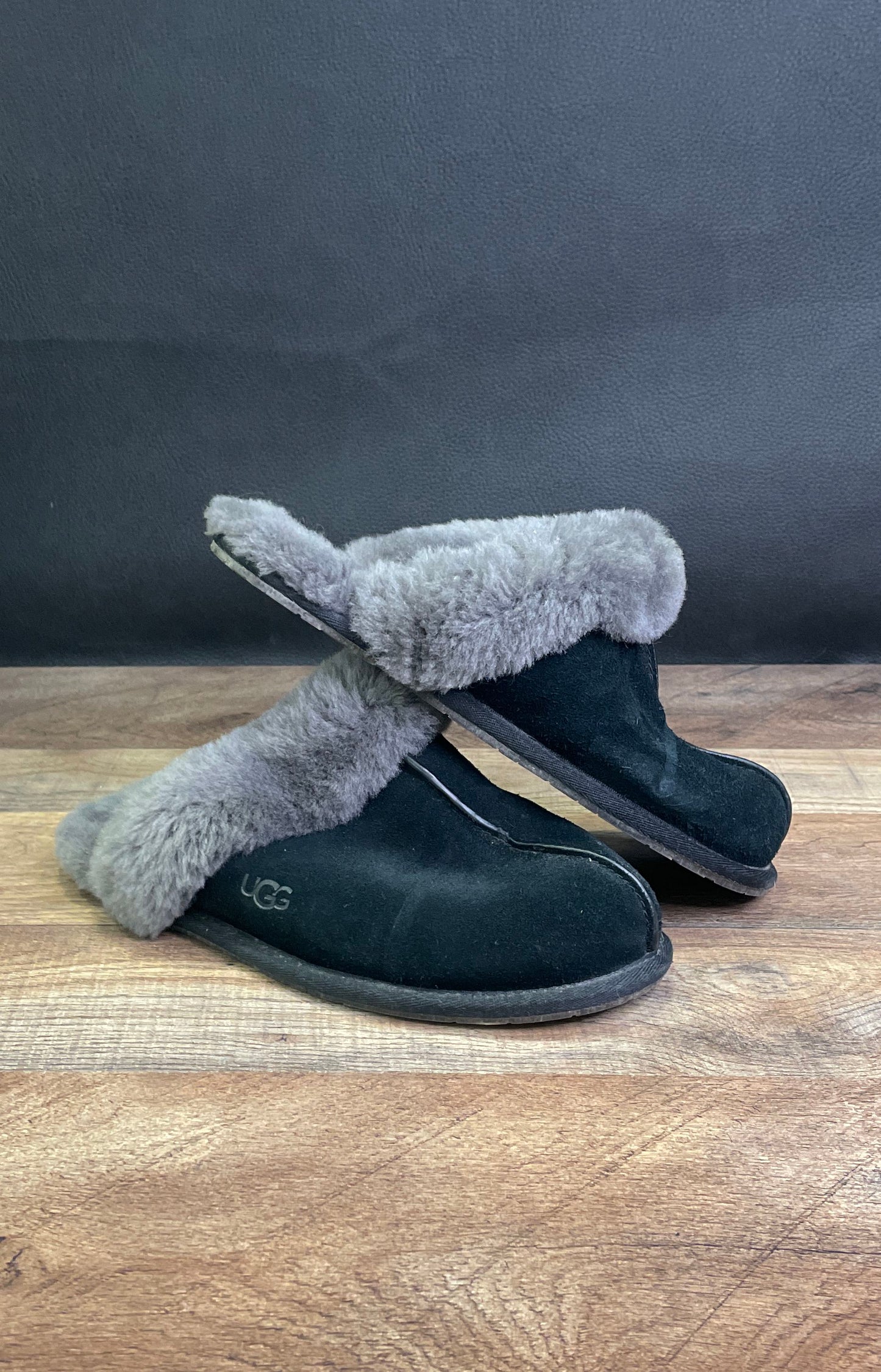 UGG Scuffette II Black Suede Grey Sheepskin Fur Slippers Women's Size 7