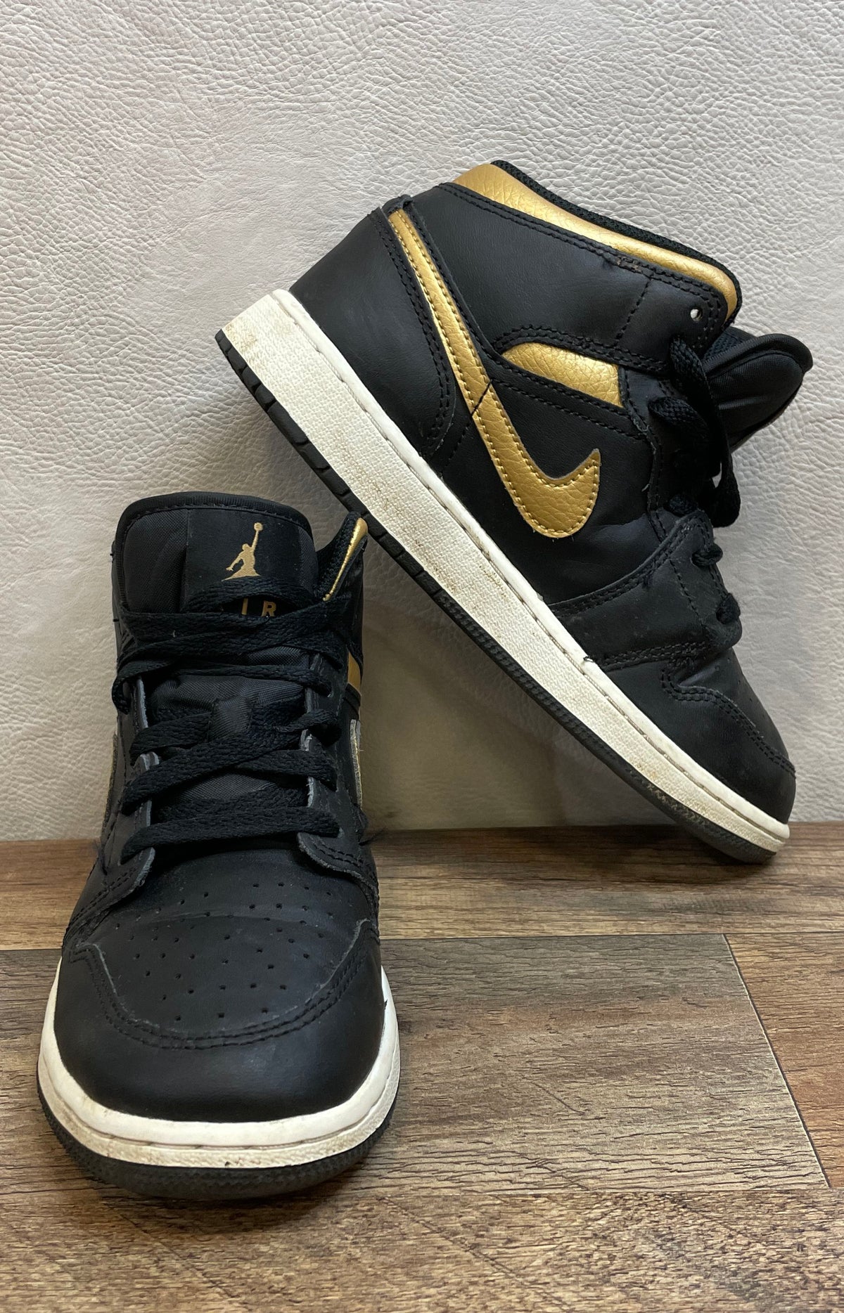 Nike Air Jordan 1 Mid Black Metallic Gold GS Sneakers DQ8423-071 Size 4Y