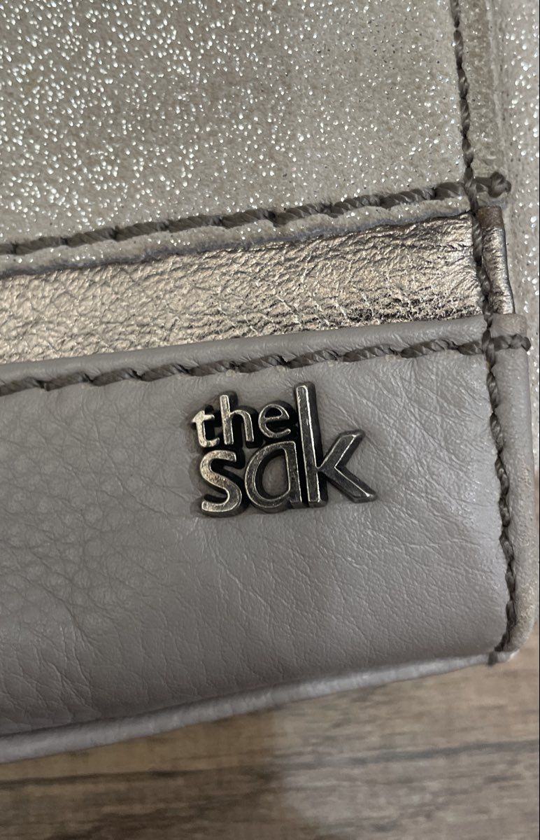 The Sak Light Grey Metallic Pebbled Crossbody Shoulder Bag Adjustable Strap
