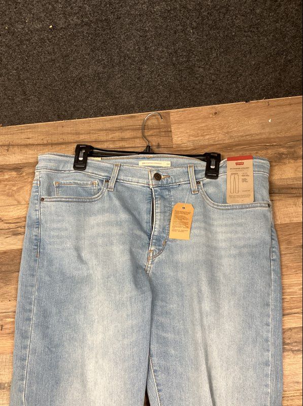 Levi's Women's 314 Shaping Straight Jeans Light Wash Blue NWT Sz 34