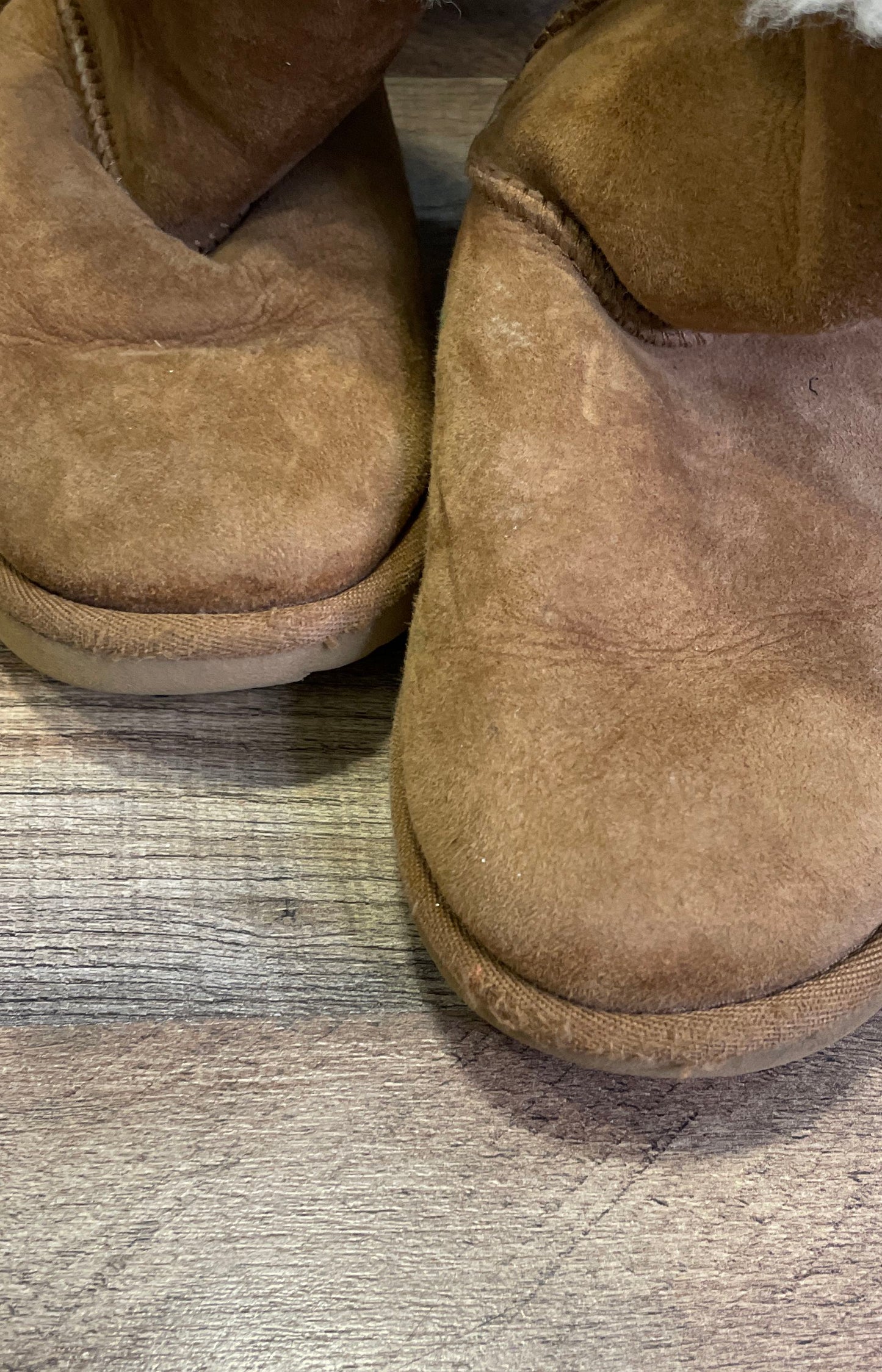 UGG Bailey Button II Chestnut Sheepskin Boots Women's Size 4