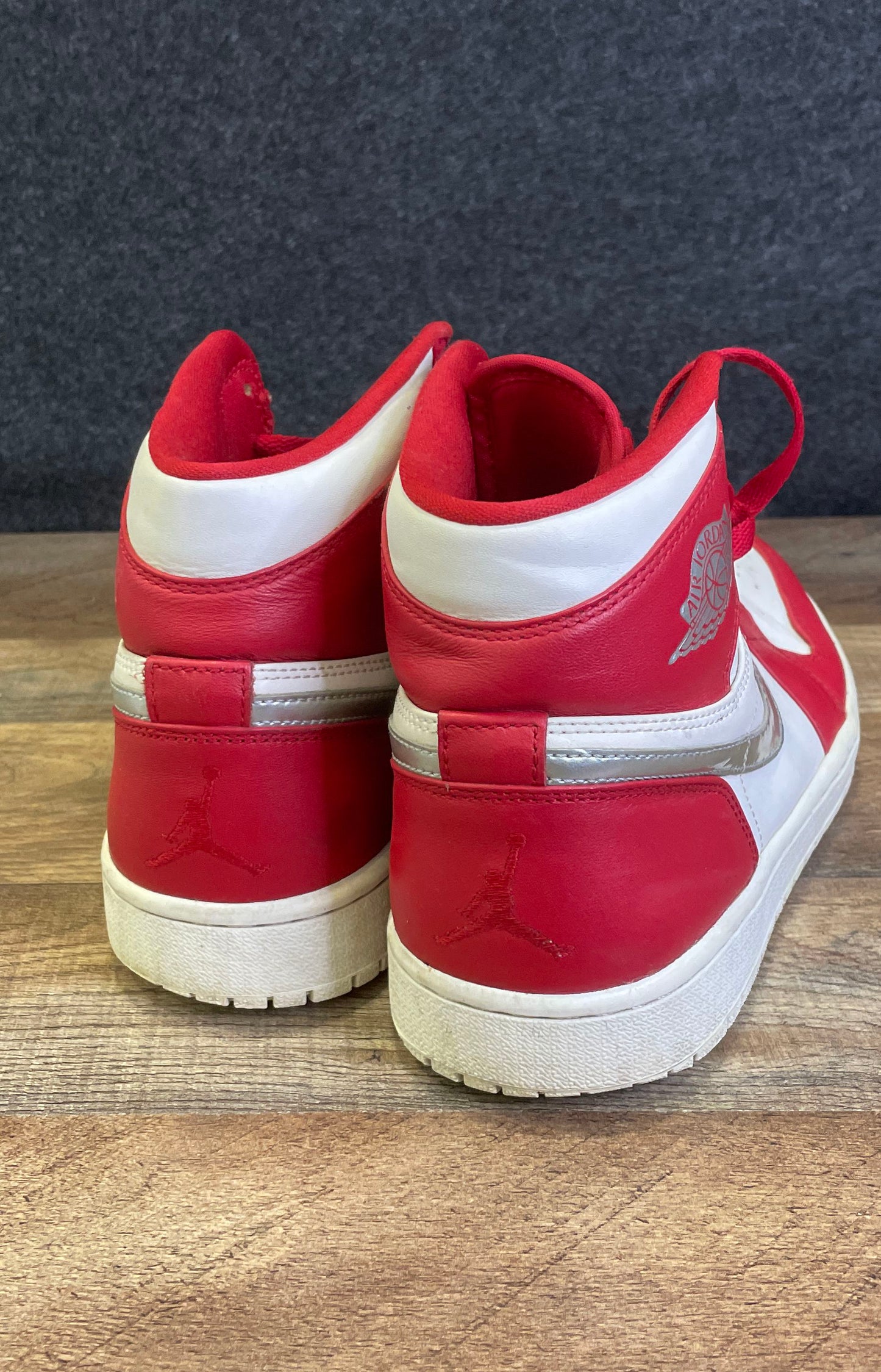 Nike Air Jordan 1 Retro High Silver Medal Gym Red White Size 10 COA