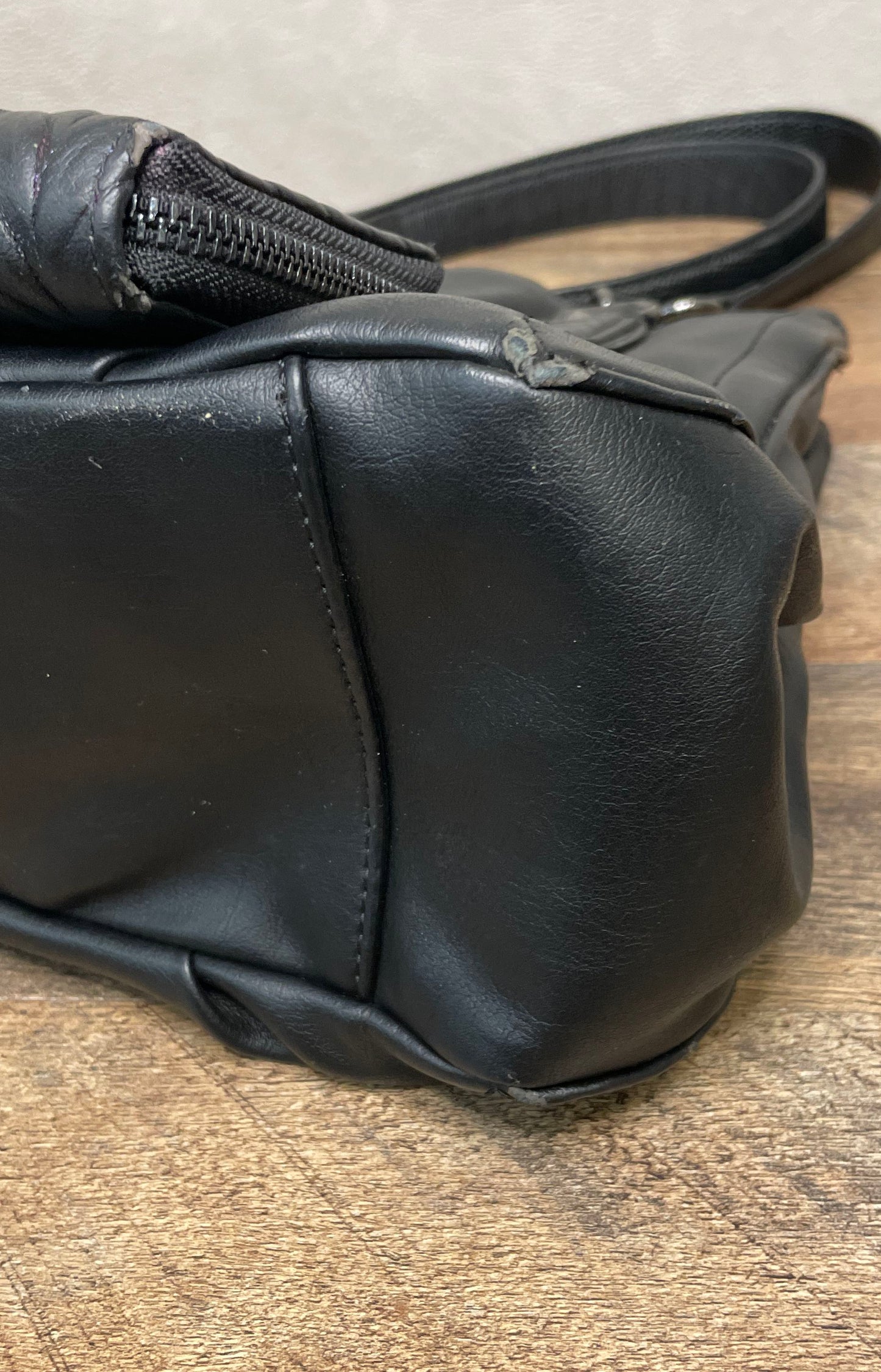 Simply Vera Vera Wang Black Faux Leather Shoulder Bag and Wallet Set SV Logo