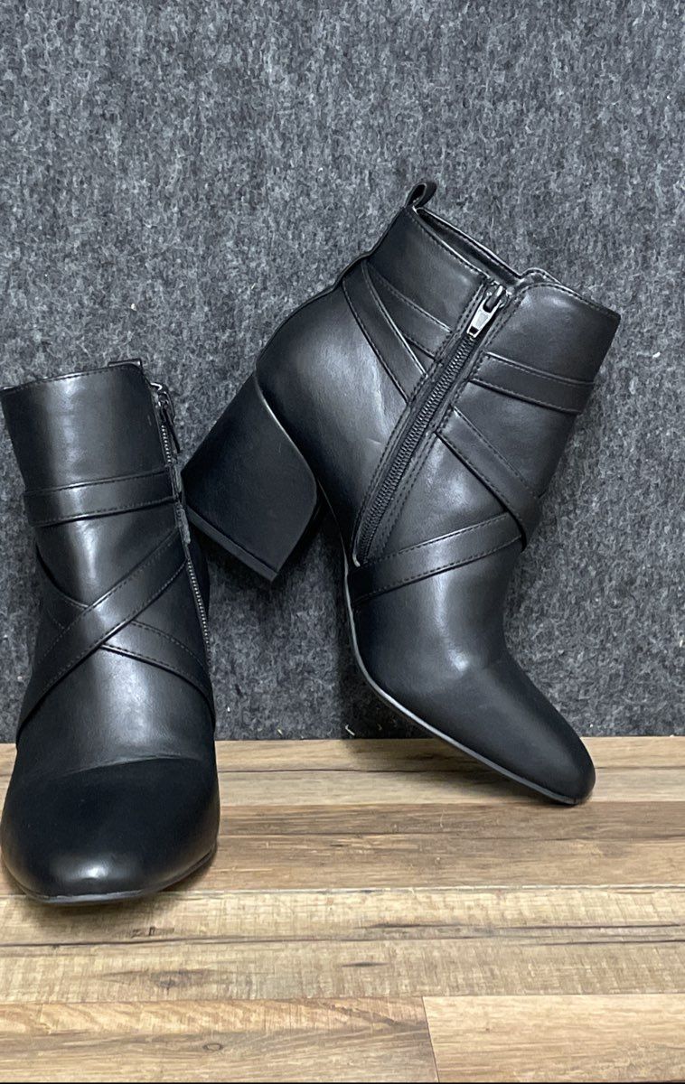 Kelly & Katie Flomis Black Strappy Buckle Ankle Boots Size 8M
