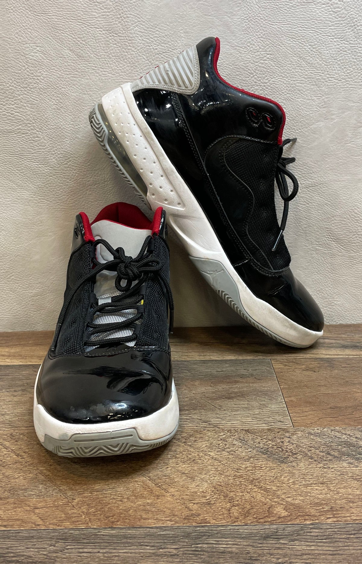 Nike Jordan Max Aura 2 Black Gym Red White Basketball Sneakers Size 9.5