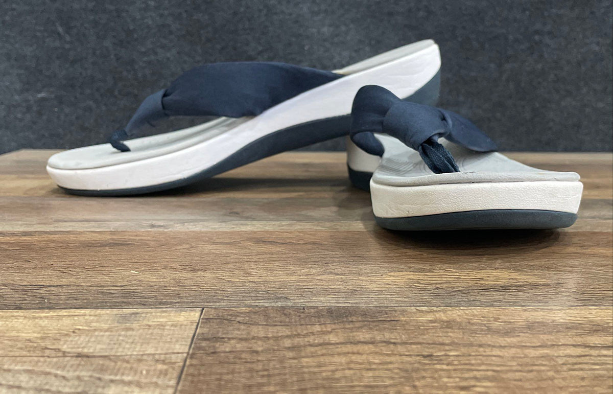 Clarks Cloudsteppers Navy Blue Grey Fabric Knotted Thong Sandals Size 11
