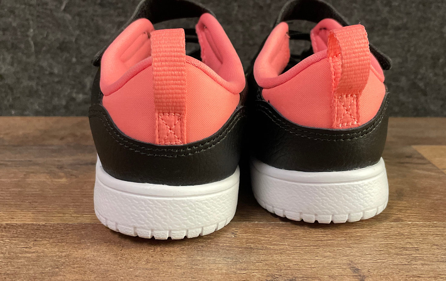 Jordan Max Aura 6 Black Coral Pink Youth Sneakers Size 1Y IQ6046-004