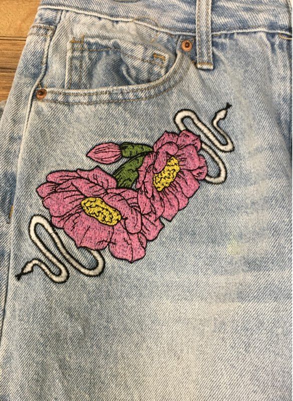 Forever 21 Women's Light Wash 90's Fit Embroidered Patch Distressed Jeans Sz 26