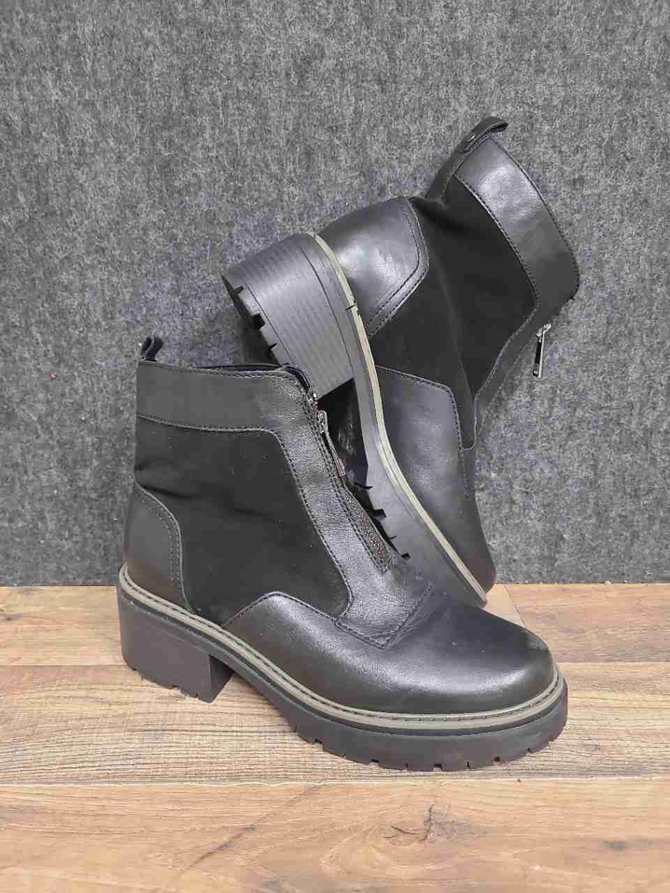 Naturalizer Black Leather Front Zip Lug Sole Platform Ankle Boots Size 10M