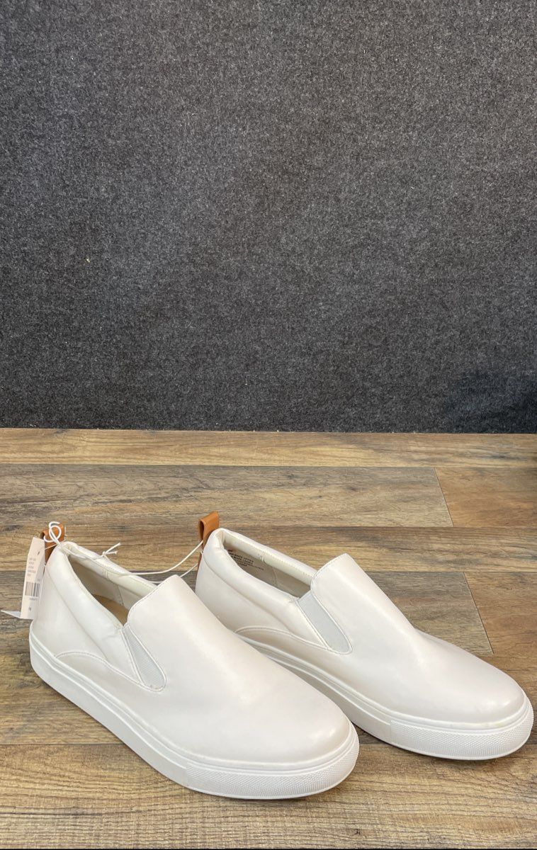 Lane Bryant Dream Cloud Cream Faux Leather Slip-On Sneakers Size 9W NWT