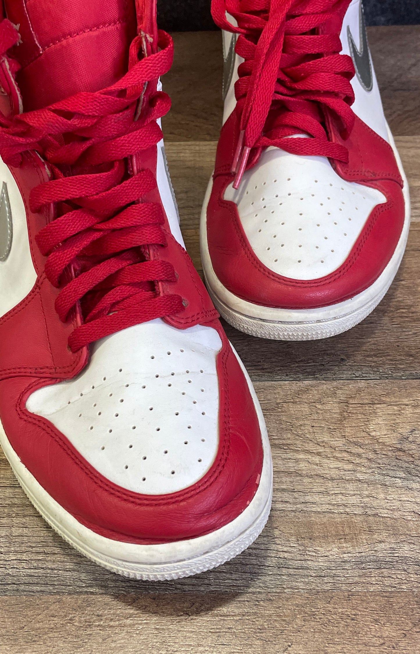 Nike Air Jordan 1 Retro High Silver Medal Gym Red White Size 10 COA