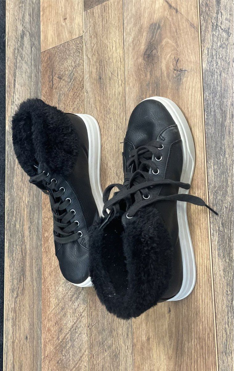 Koolaburra by UGG Advay Black Faux Fur Trim High Top Sneakers Women's Size 7