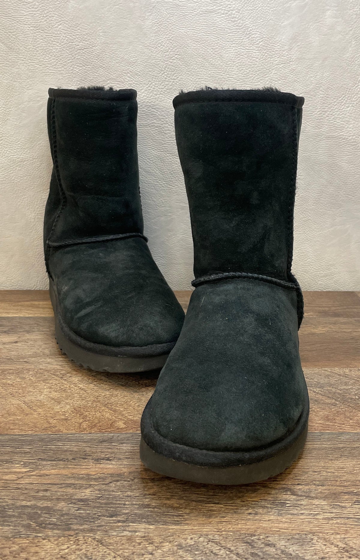 UGG Classic Short II Black Suede Sheepskin Boots Women's Size 8