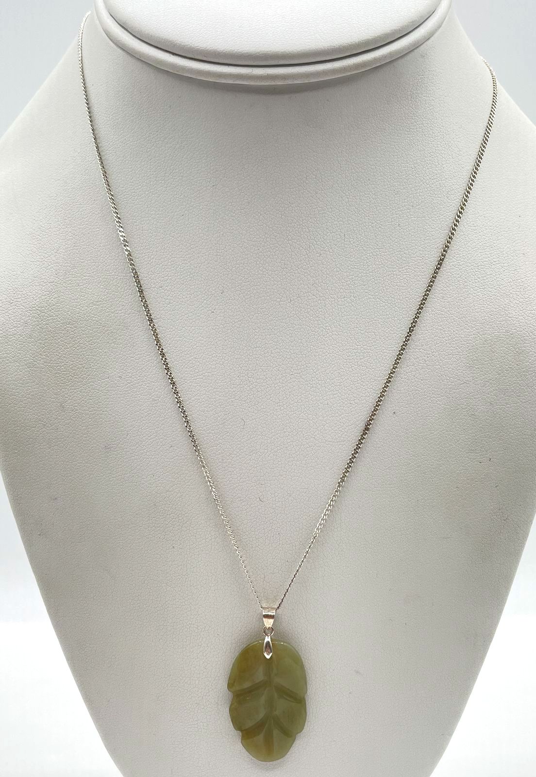 925 Sterling Silver Green Jade Leaf Pendant W/ Cable Chain Necklace 4.9g