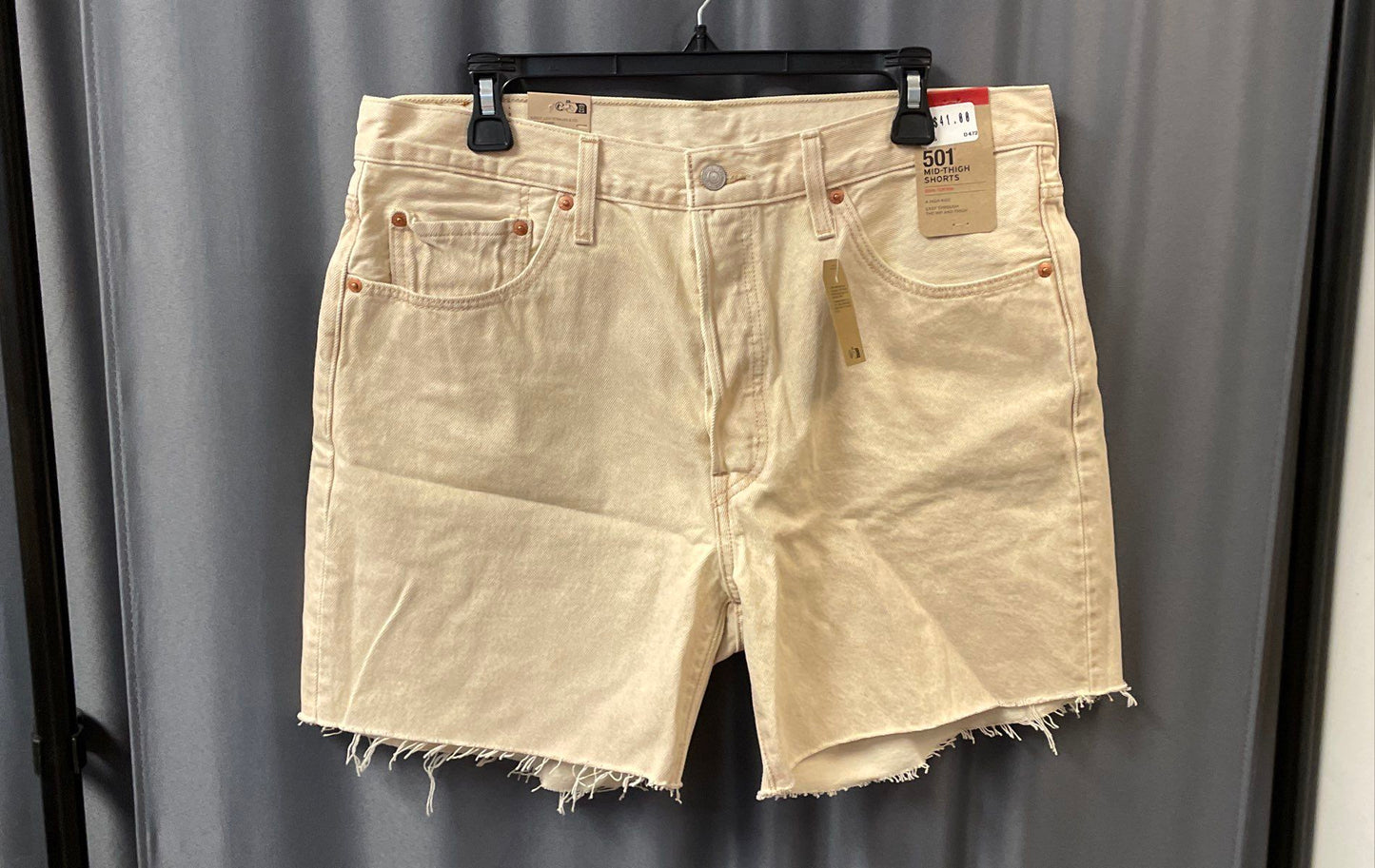 Levi's Women's NWT 501 Mid-Thigh Shorts Tan High Rise Raw Hem Sz 33