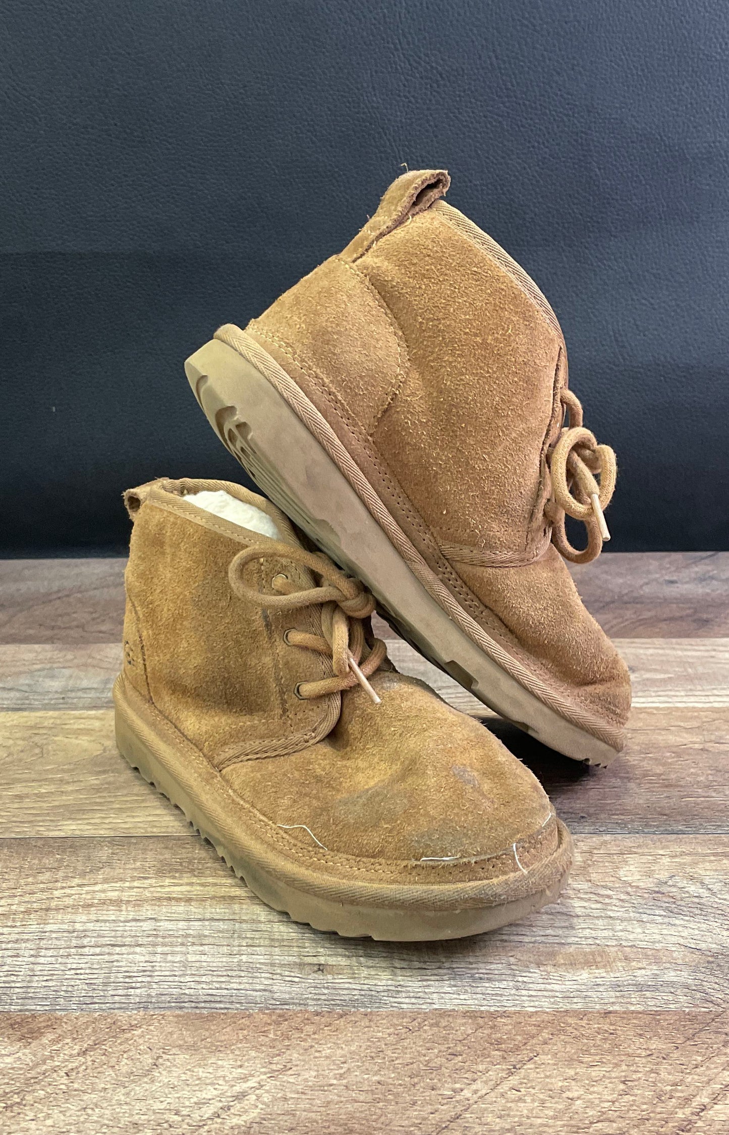 UGG Neumel II Kids Chestnut Brown Suede Sheepskin Chukka Boots Size 2