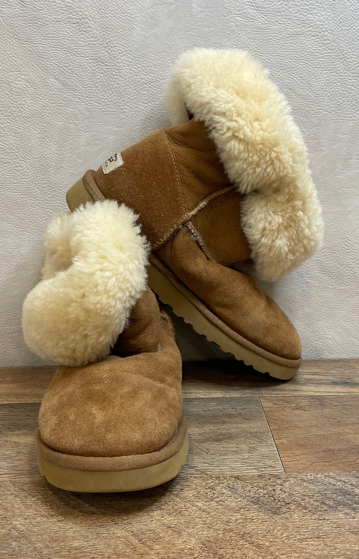 UGG Australia Bailey Button Chestnut Sheepskin Boots Women's Size 7