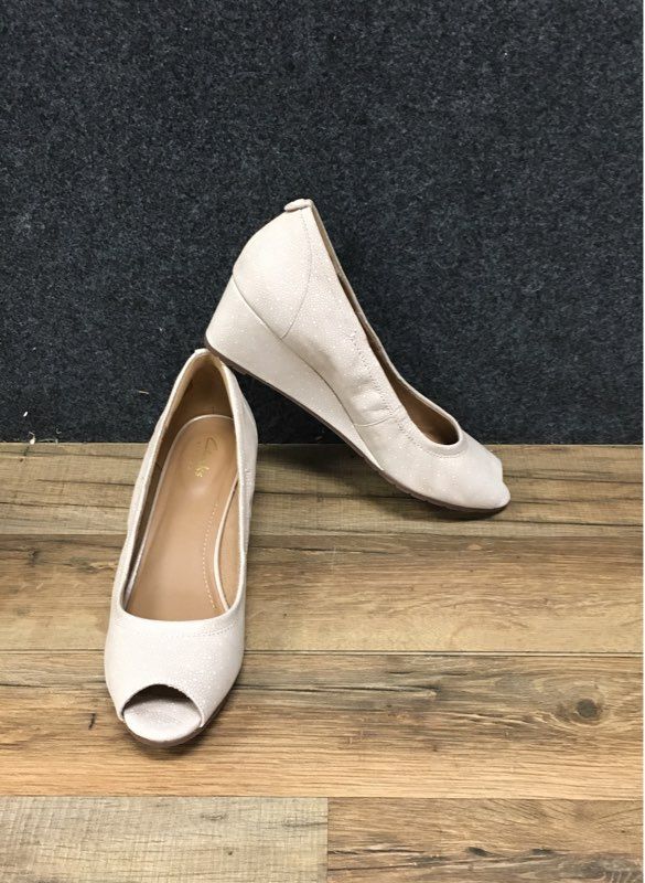 Clarks Heavenly Maze Artisan Nude Dot Peep Toe Wedge Pumps Women's Size 8.5