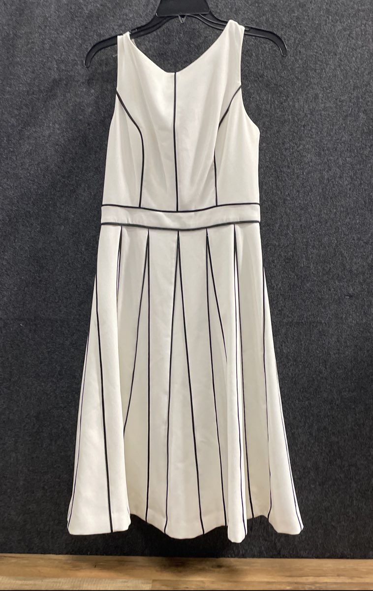 White House Black Market Women's Ecru Black Fit Flare Seamed Dress NWT Sz 4