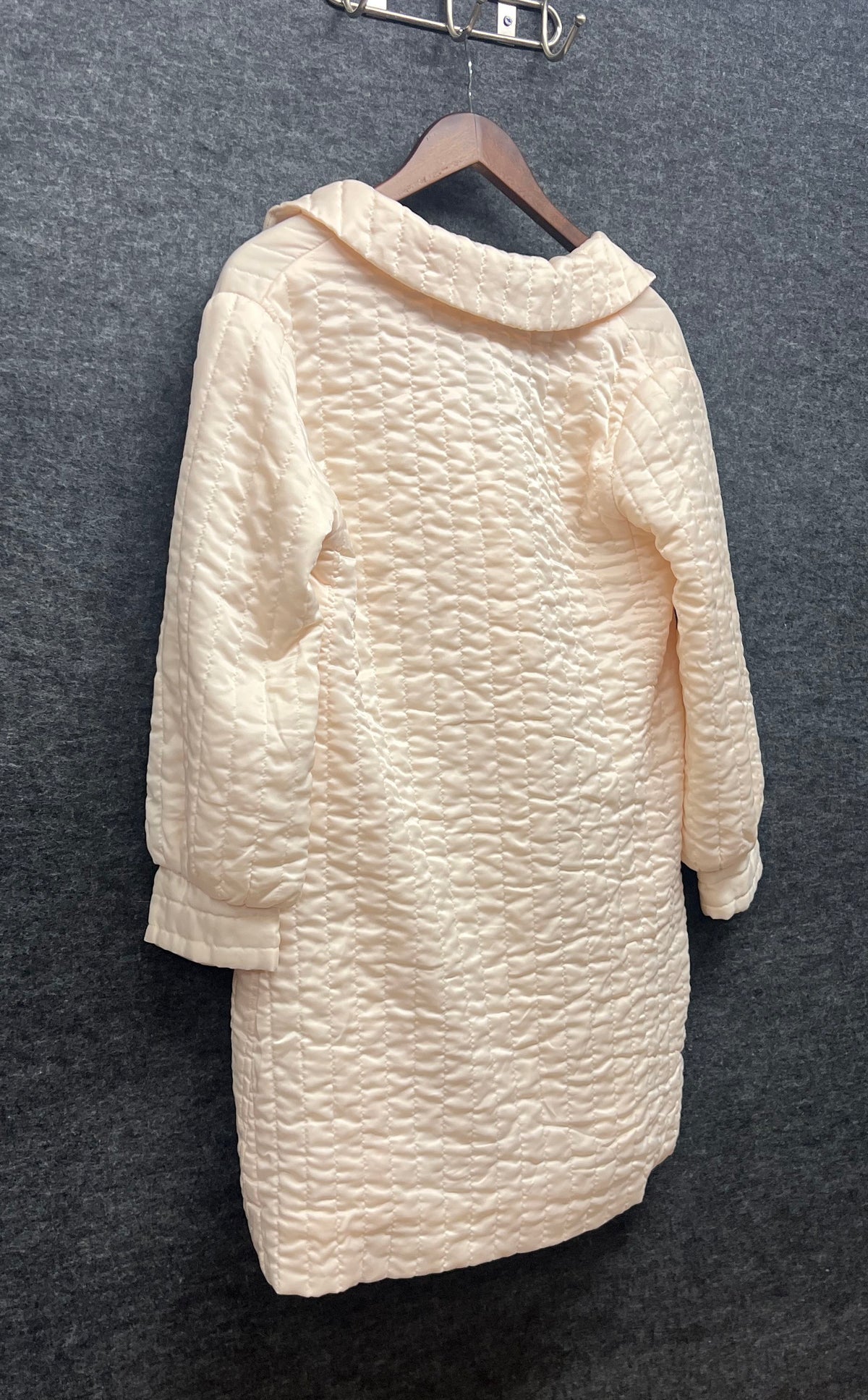 Vintage 70s Women's Peach Quilted Button Up Bed Jacket Robe Textured