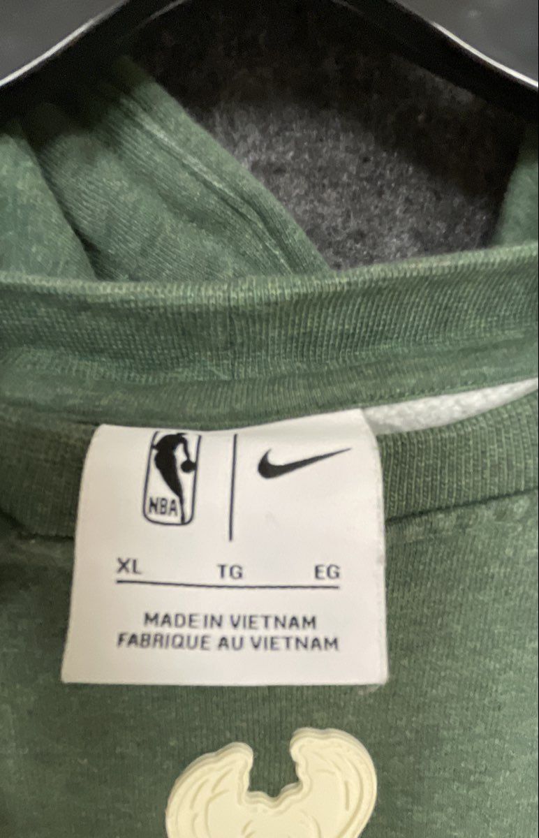 Nike Men's NBA Milwaukee Bucks Green Courtside Pullover Script Hoodie XL