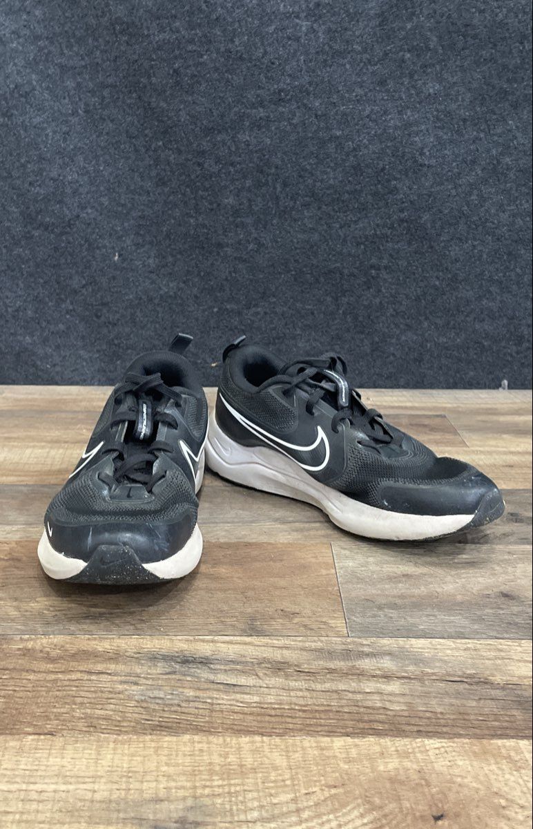 Nike Cosmic Runner Black White Youth Running Shoes Size 5.5Y