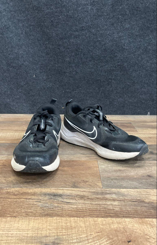 Nike Cosmic Runner Black White Youth Running Shoes Size 5.5Y